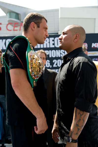 Klitschko Arreola Staredown