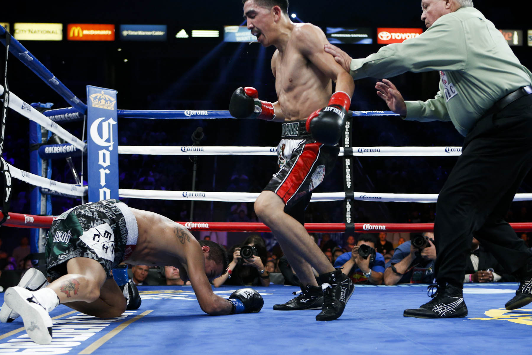 Victor Terrazas vs Leo Santa Cruz 