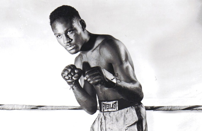 Ezzard Charles defeats Archie Moore