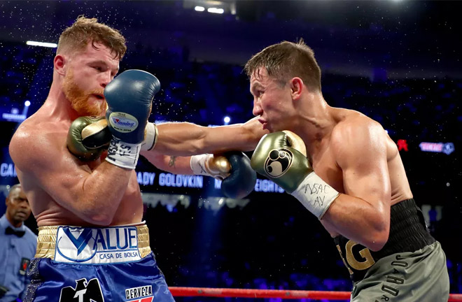 Alvarez-Golovkin in their first first exchanging punches. Photo Credit: MMA Mania 