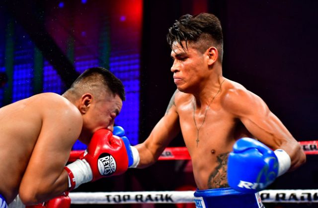 Emanuel Navarrete cruised to a sixth round stoppage over Uriel Lopez in Mexico Photo Credit: Zanfer Promotions