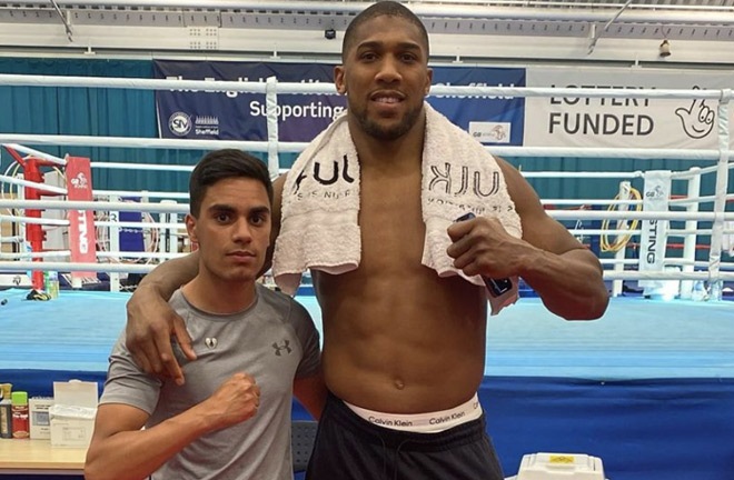 Al-saigh with former unified heavyweight champion Anthony Joshua Photo: @hasan.a_1 Instagram