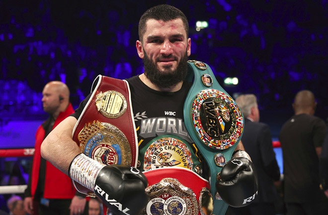 Beterbiev puts his WBC, IBF and WBO light heavyweight titles on the line against Smith Photo Credit: Top Rank