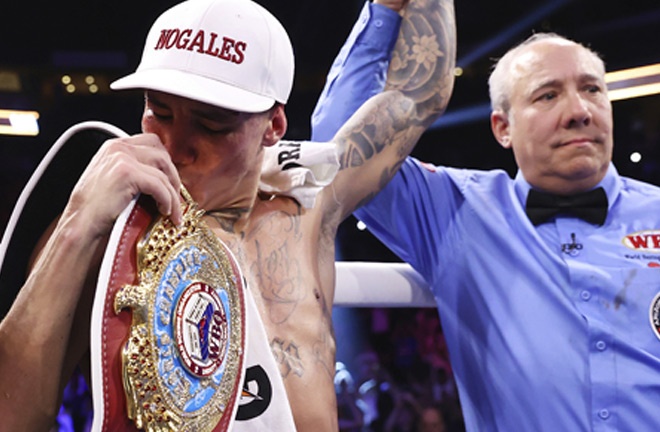 Valdez secured the WBO interim super featherweight title Photo Credit: Mikey Williams/Top Rank