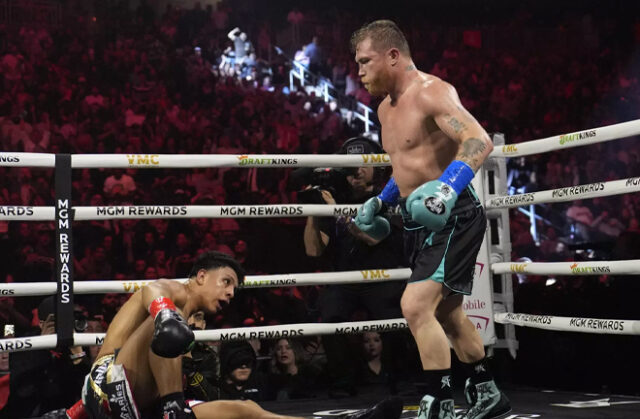 Alvarez turned out to be much too big in the match against Munguia (photo: Associated Press)