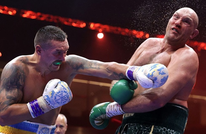 Usyk defeated Fury via split decision Photo Credit: Mikey Williams/Top Rank