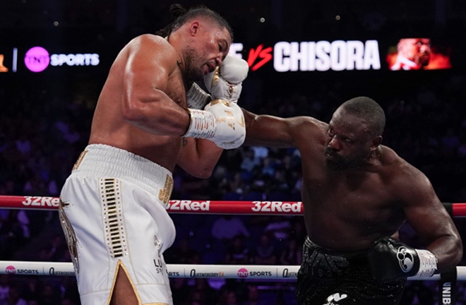 Chisora ​​​​won a unanimous decision over Joyce. Photo: Stephen Dunkley/Queensberry Promotions