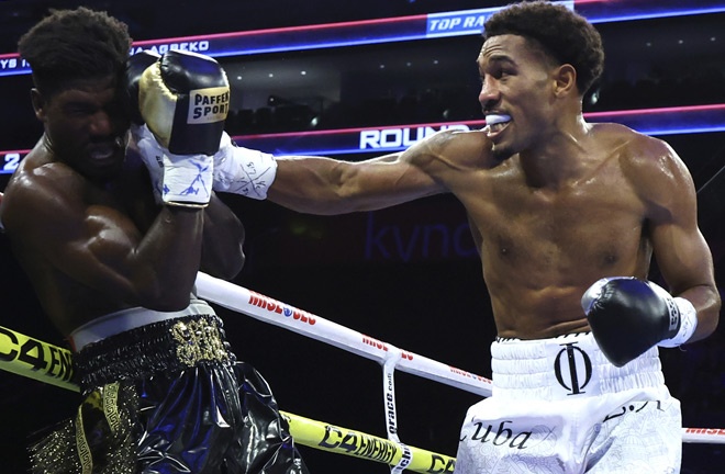 Iglesias stopped Agbeko Photo source: Mikey Williams/Top Rank