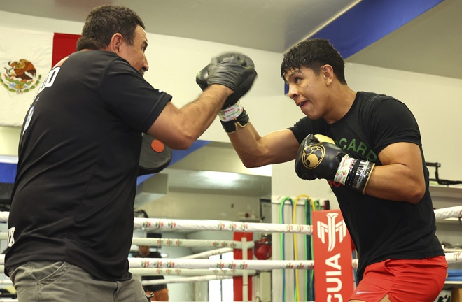 Munguia looks to get back to winning ways against Bazinyan Photo Credit: Mikey Williams/Top Rank