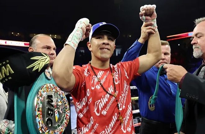 Munguia proved too much for Bazinyan (Photo Credit: Mikey Williams Top Rank)