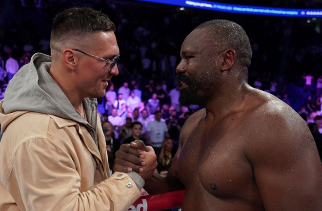 Usyk congratulates Chisora ​​on his win over Joyce Photo: Stephen Dunkley/Queensberry