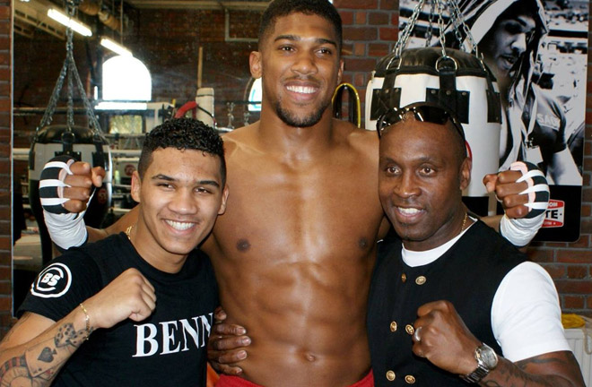 Joshua with Nigel Benn (right) and Conor Benn (left)