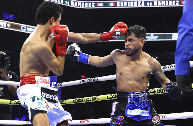 Espinoza beat Ramirez again to retain his WBO featherweight title Photo Credit: Mikey Williams/Top Rank