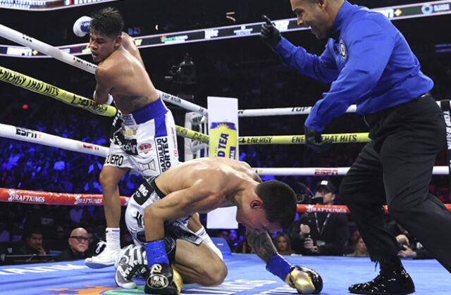 Emanuel Navarrete knocked out Oscar Valdez in the sixth round of their rematch in Phoenix Photo: Mikey Williams/Top Rank