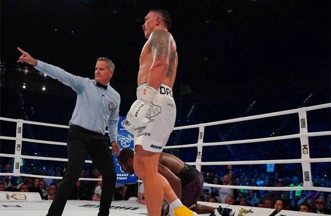 Usyk stopped Dubois in August 2023 Photo Credit: Stephen Dunkley/Queensberry Promotions